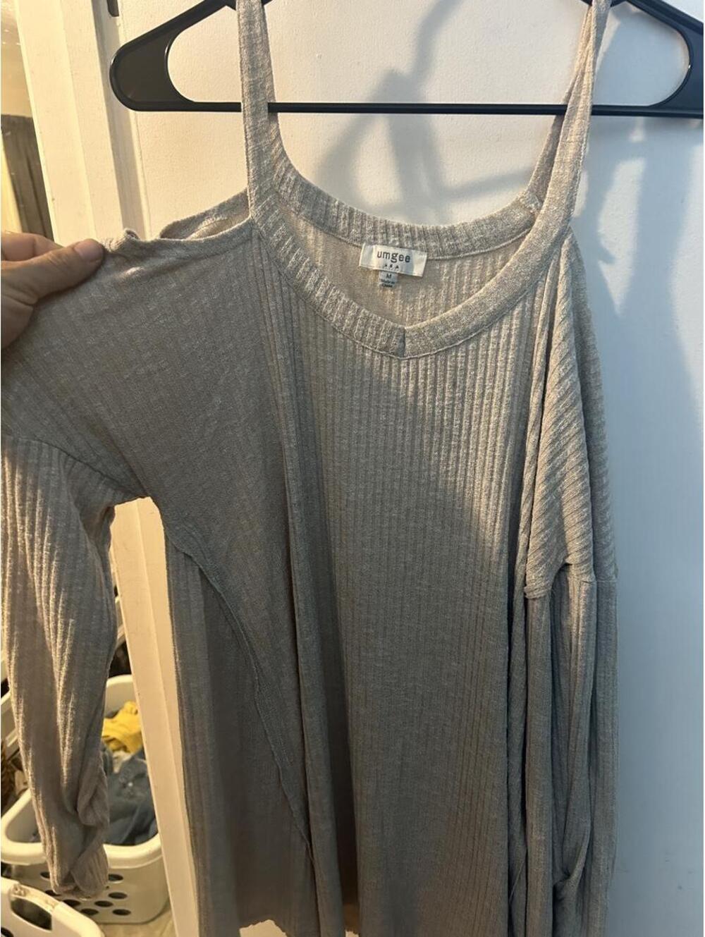 Umgee gray ribbed knit long sleeve dress with open shoulder, size M - Picture 2 of 7